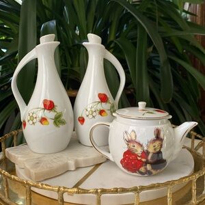 OMC Otagiri Strawberry Bunny 6 Piece Set Oil & Vinegar Cruet + Soy Sauce Teapot